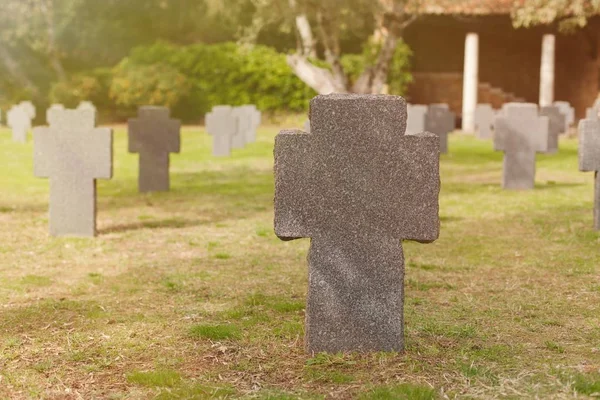 Steen kruist op cementery — Stockfoto
