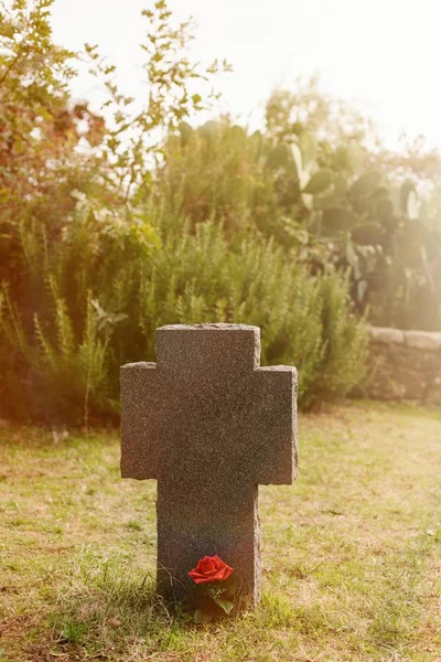 Steen kruist op cementery — Stockfoto