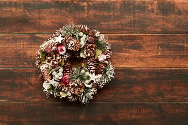 çam kozalakları ile Noel çelenk