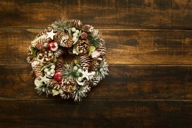 çam kozalakları ile Noel çelenk