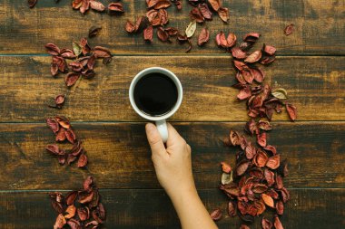 Kahve fincanı masada.