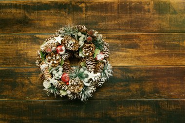 çam kozalakları ile Noel çelenk