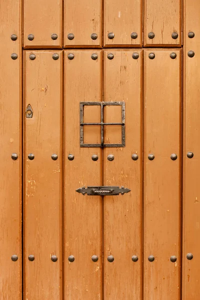 Παλιά πόρτα με σιδερένια καρφιά — Φωτογραφία Αρχείου
