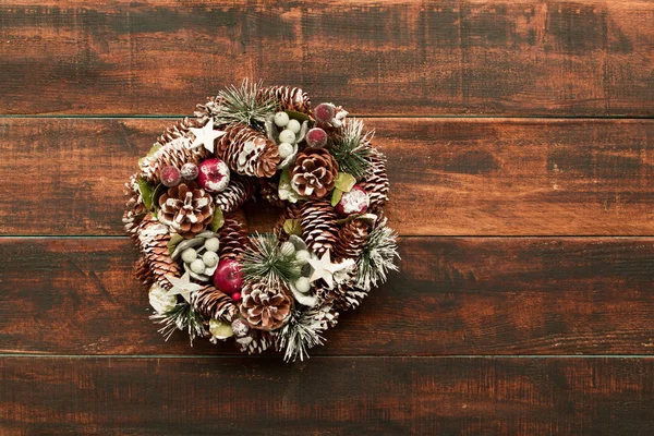 çam kozalakları ile Noel çelenk