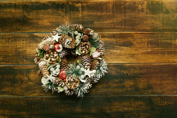 çam kozalakları ile Noel çelenk