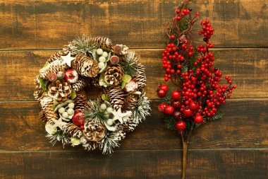 çam kozalakları ile Noel çelenk