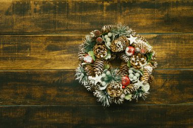 çam kozalakları ile Noel çelenk