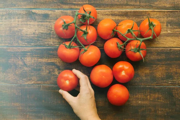 Куча помидоров на столе — стоковое фото