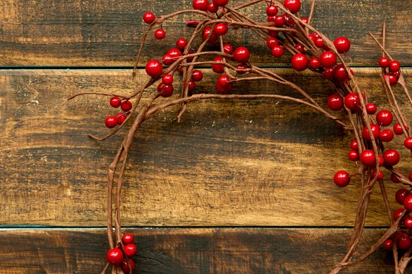 Rama de Navidad con bayas rojas —  Fotos de Stock