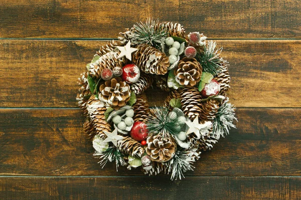 소나무 콘과 함께 크리스마스 화 환 — 스톡 사진