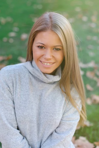 Mulher bonita jovem — Fotografia de Stock