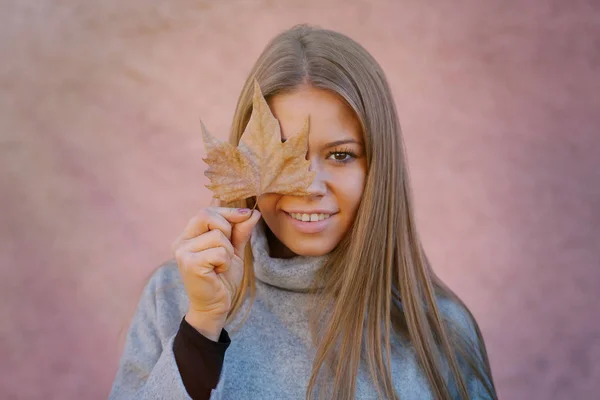 Krásná mladá žena — Stock fotografie