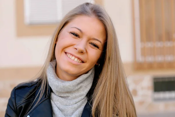 Mulher bonita jovem — Fotografia de Stock