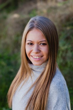 Sonbahar parkındaki sarışın kız.