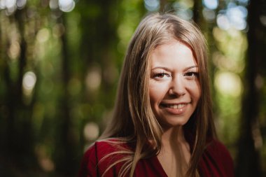 ormanda güzel kadın