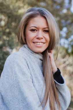 Sonbahar parkındaki sarışın kız.