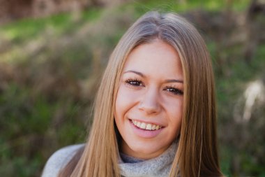 Sonbahar parkındaki sarışın kız.