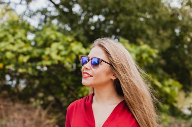 Güzel sarışın kız.