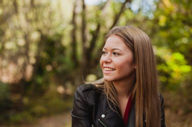 ormanda güzel kadın