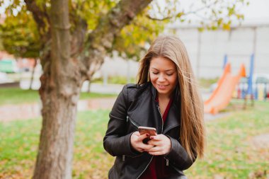 Telefonunu kullanan kız