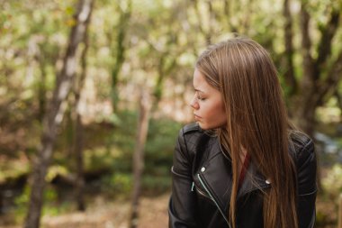 ormanda güzel kadın
