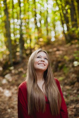 ormanda güzel kadın