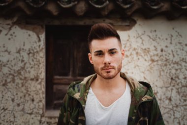 adam askeri tarzı ceket ile