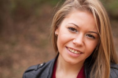 sarışın kız gülümseyerek