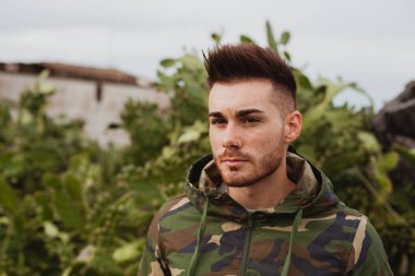 Askeri ceket ile çekici adam 
