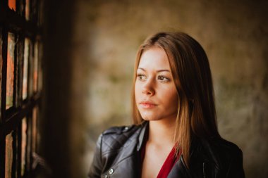 terk edilmiş binada sarışın kadın