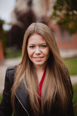 Güzel sarışın kız açık havada