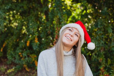 genç kadın Noel şapka 