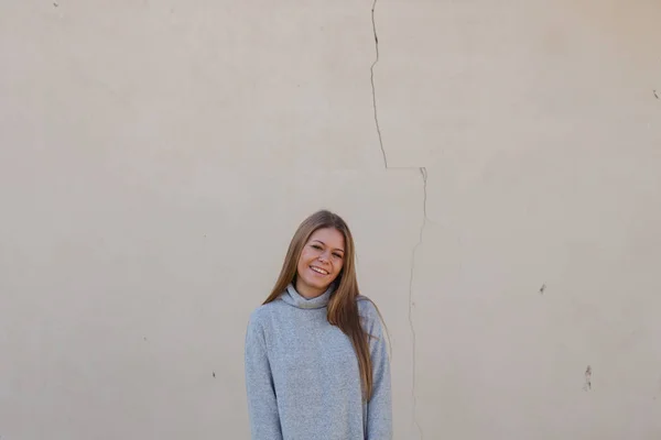 Jovem menina em camisola cinza — Fotografia de Stock