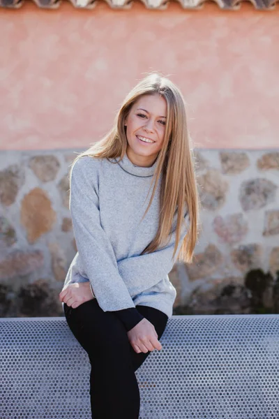 Muchacha joven en suéter gris — Foto de Stock