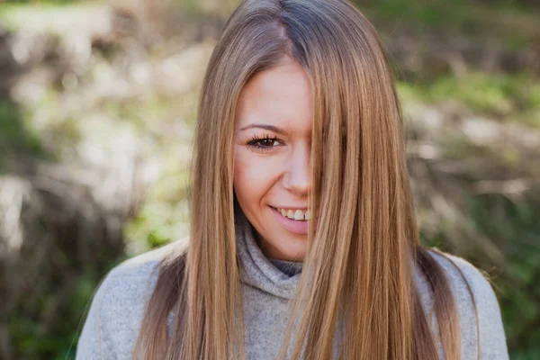 Blonde girl in autumn park — Stock Photo, Image