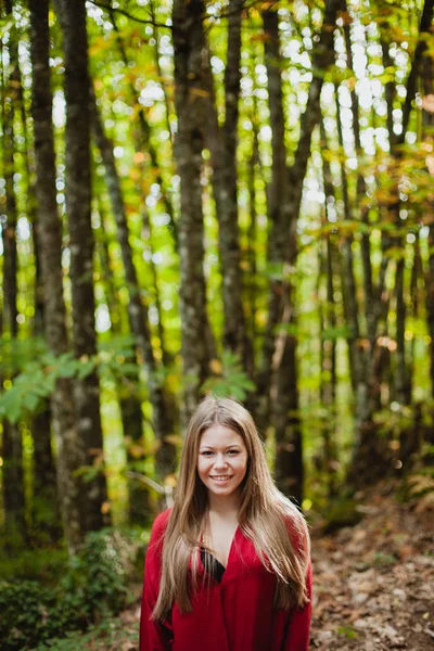 Beautiful woman in forest — Stock Photo, Image