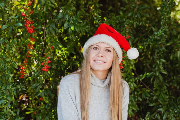 Jeune femme en chapeau de Noël — Photo