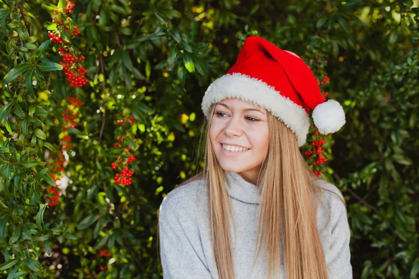 Jeune femme en chapeau de Noël — Photo