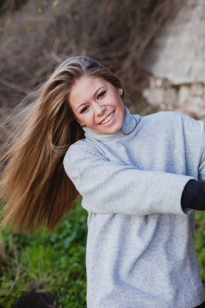 Vacker kvinna bredvid trädstam — Stockfoto