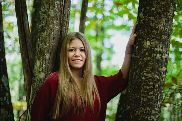 Mooie vrouw in het bos — Stockfoto