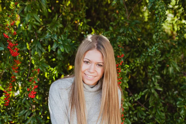 Blond meisje in de herfst park — Stockfoto