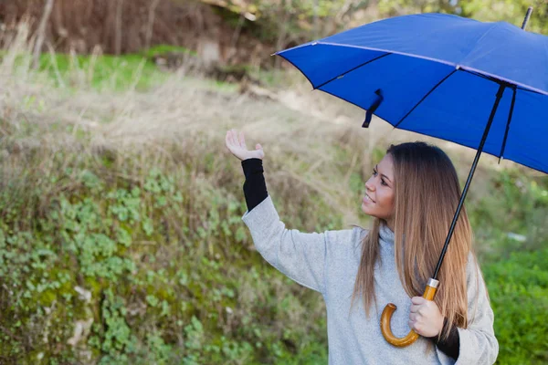 Ragazza con ombrello blu — Foto Stock