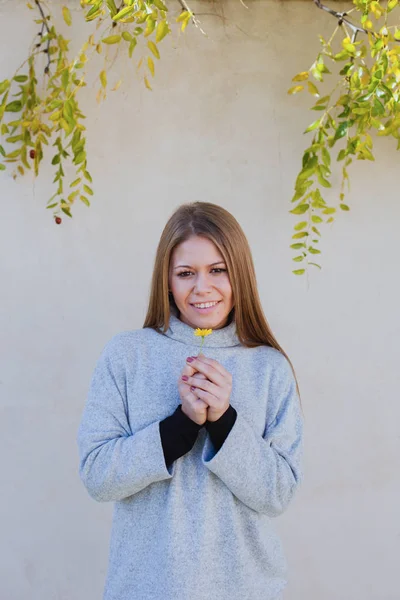 Chica oliendo flor — Foto de Stock