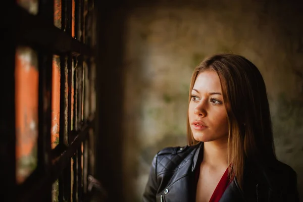 Blonde vrouw in een verlaten gebouw — Stockfoto