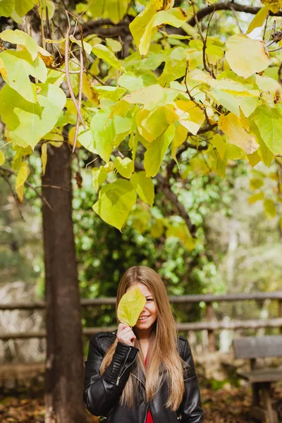 Blondýny dívka v podzimním parku — Stock fotografie