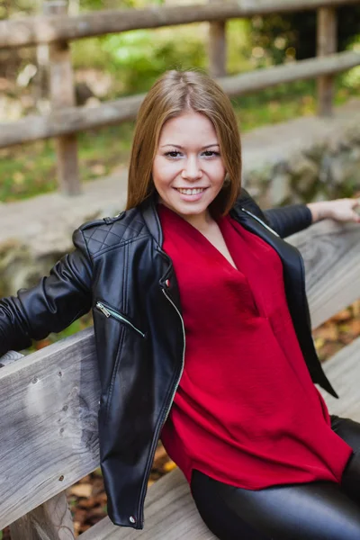 Hermosa mujer en el bosque — Foto de Stock