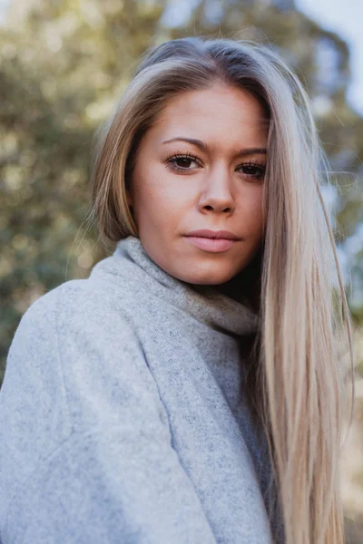 Menina loira no parque de outono — Fotografia de Stock