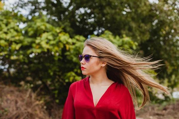 Chica rubia bonita — Foto de Stock