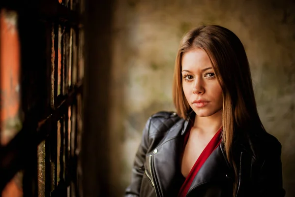 Blonde vrouw in een verlaten gebouw — Stockfoto