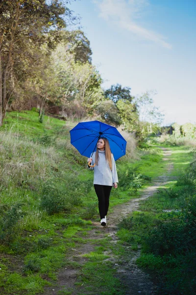 Ragazza con ombrello blu — Foto Stock